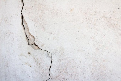Трещины в стенах можно устранить косметическим ремонтом или потребуется обширный ремонт?